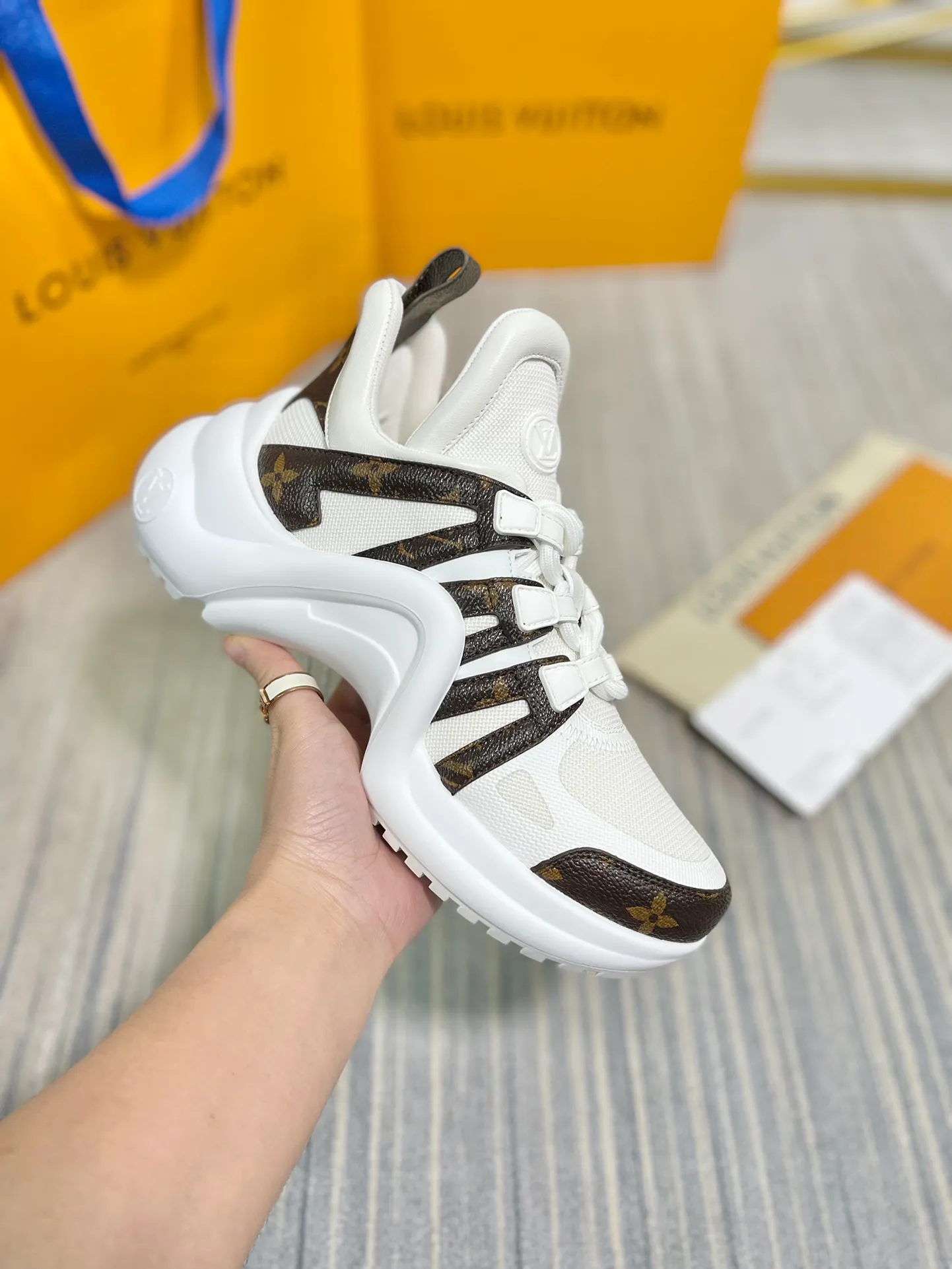 👟👟Ex-factory price👟👟Ex-factory price 720👟👟 Louis Vuitton 2022ss LV’s new Archlight series new color matching dad shoes. The boss ordered three pairs of yb shoes at the first time. The counters are not on sale. We are definitely the first to get the authentic products developed by the entire network. The material of each color matching is exclusively customized from the original version, which is consistent with the authentic product. The sole is YB molded high-elastic foam sole. The mold fee is as high as tens of thousands. The upper is made of high-tech fabric to create a soft and elastic upper. The materials and methods are consistent with YB. 35-40 (40.41 can be customized without return or exchange)